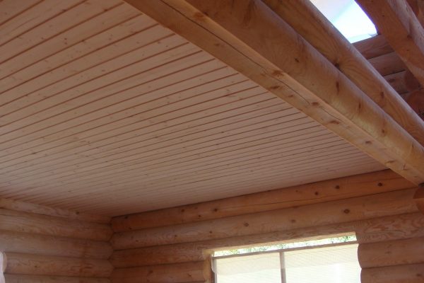 Lakiranje drvenog stropa